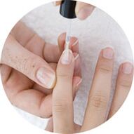 paglalagay ng nail polish para gamutin ang kuko halamang-singaw